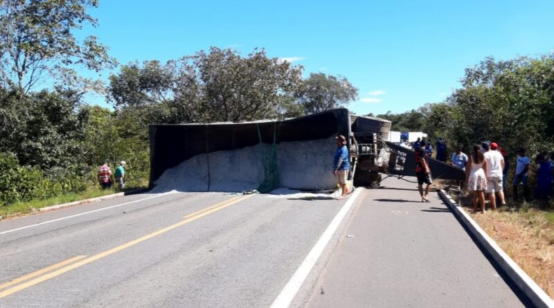 Caçamba carregada de sal tomba e interdita trecho da BR-222 em Piripiri